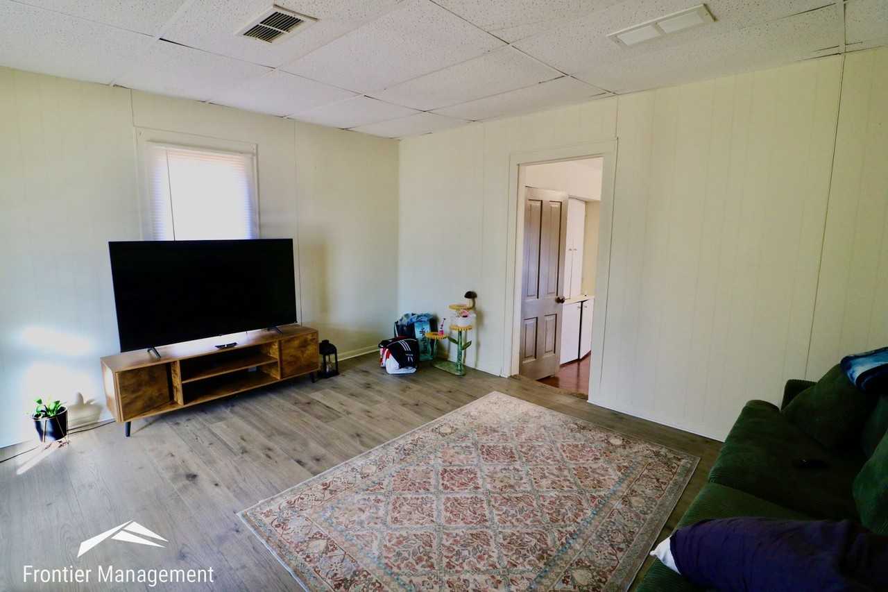 206 Ash St - Photo 2 of 9