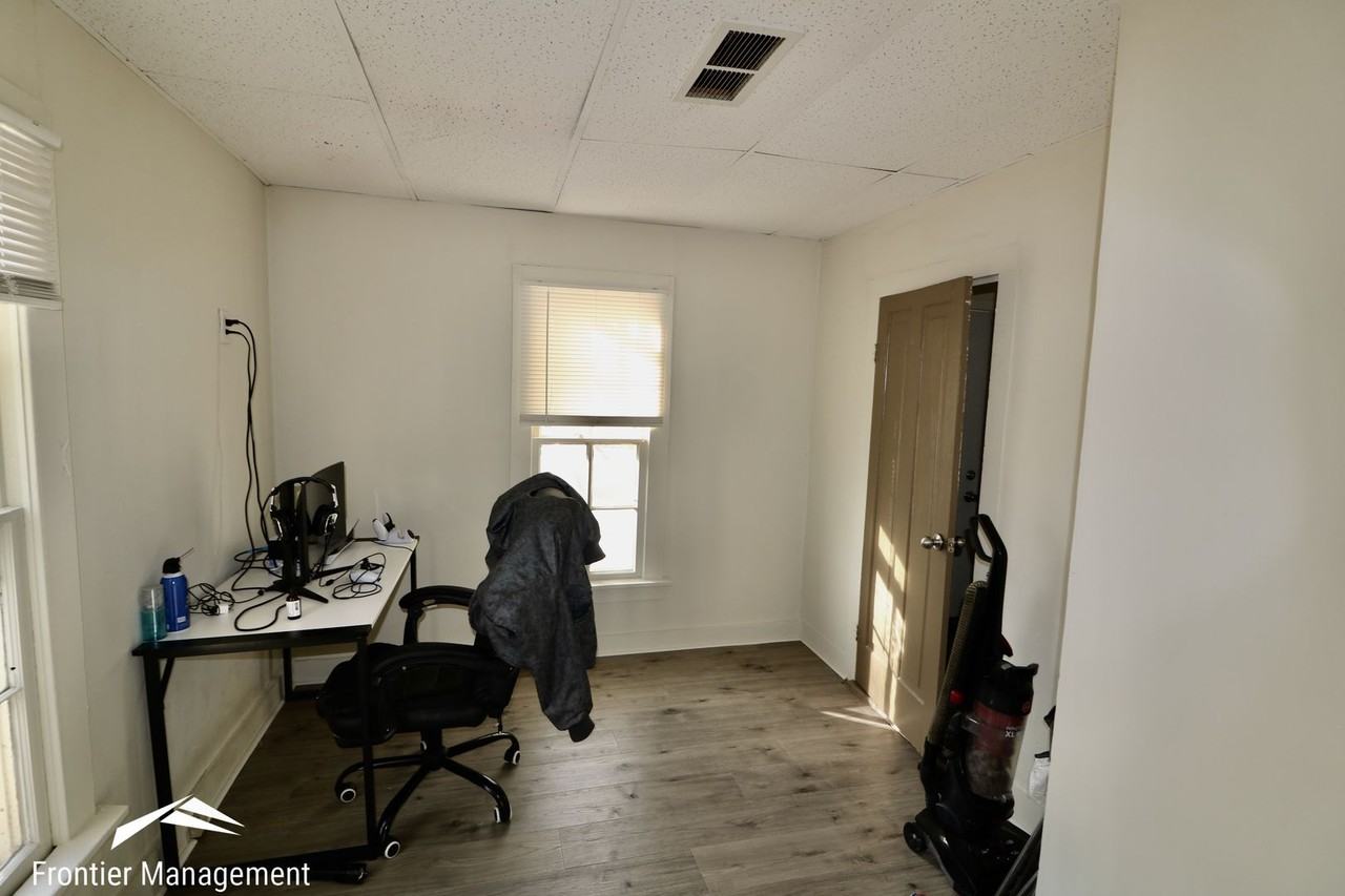 206 Ash St - Photo 4 of 9