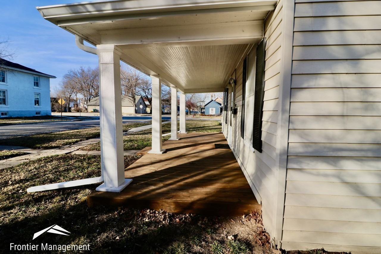 212 Ash St - Photo 2 of 15