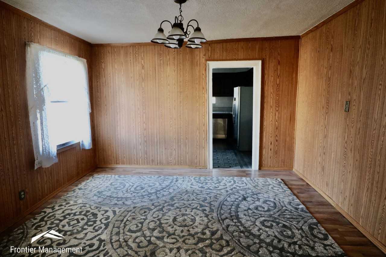 212 Ash St - Photo 4 of 15