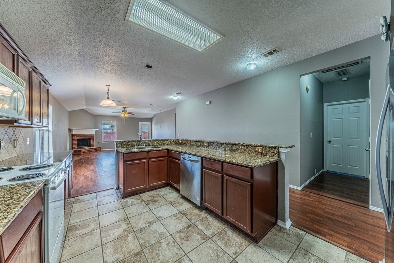 8409 Vicksburg Ln - Photo 6 of 25