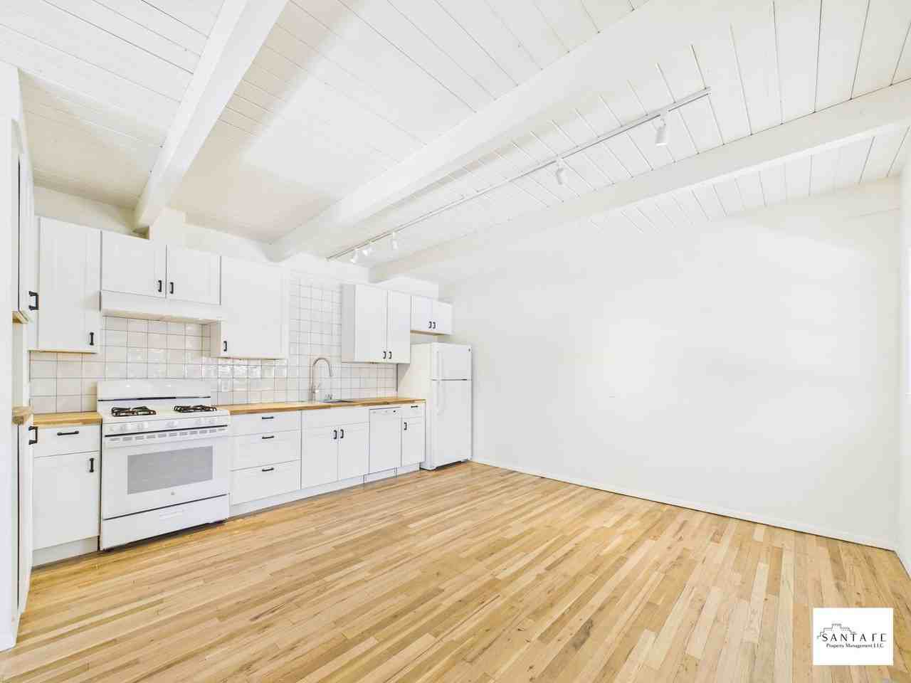 806 Waldo St - Photo 3 of 19