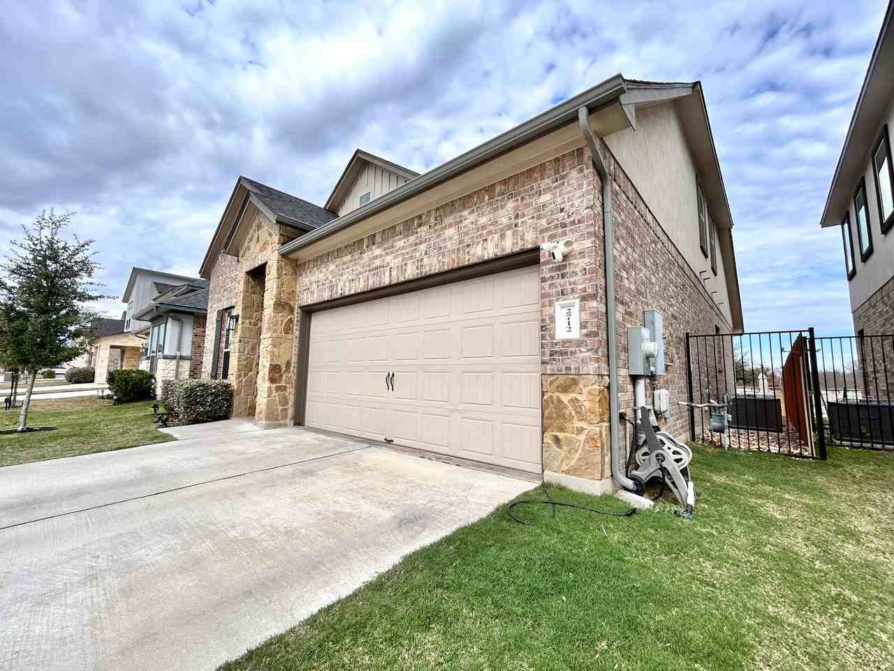 2712 Sebring Cir - Photo 2 of 40