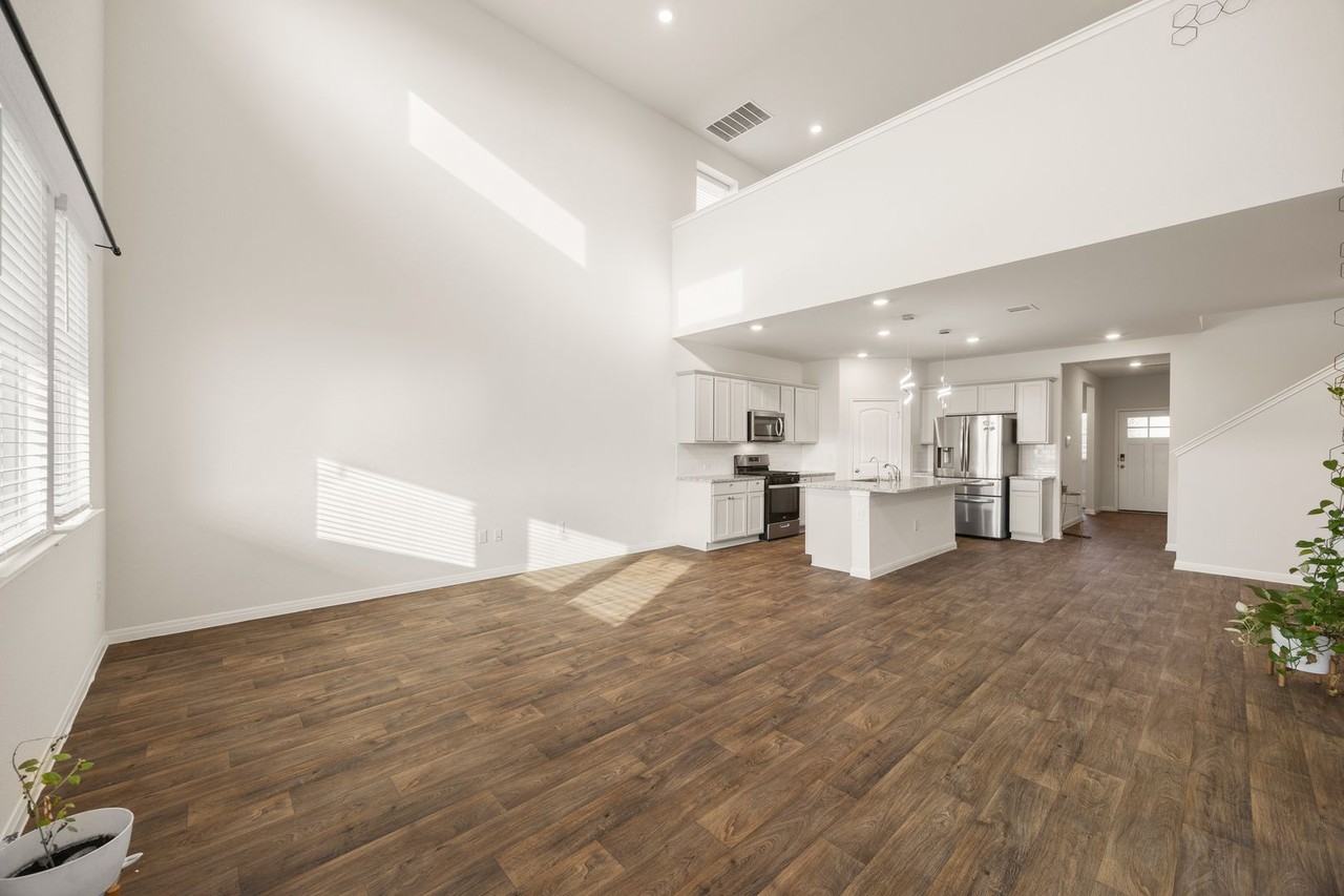 413 Emerald Cv - Photo 2 of 15