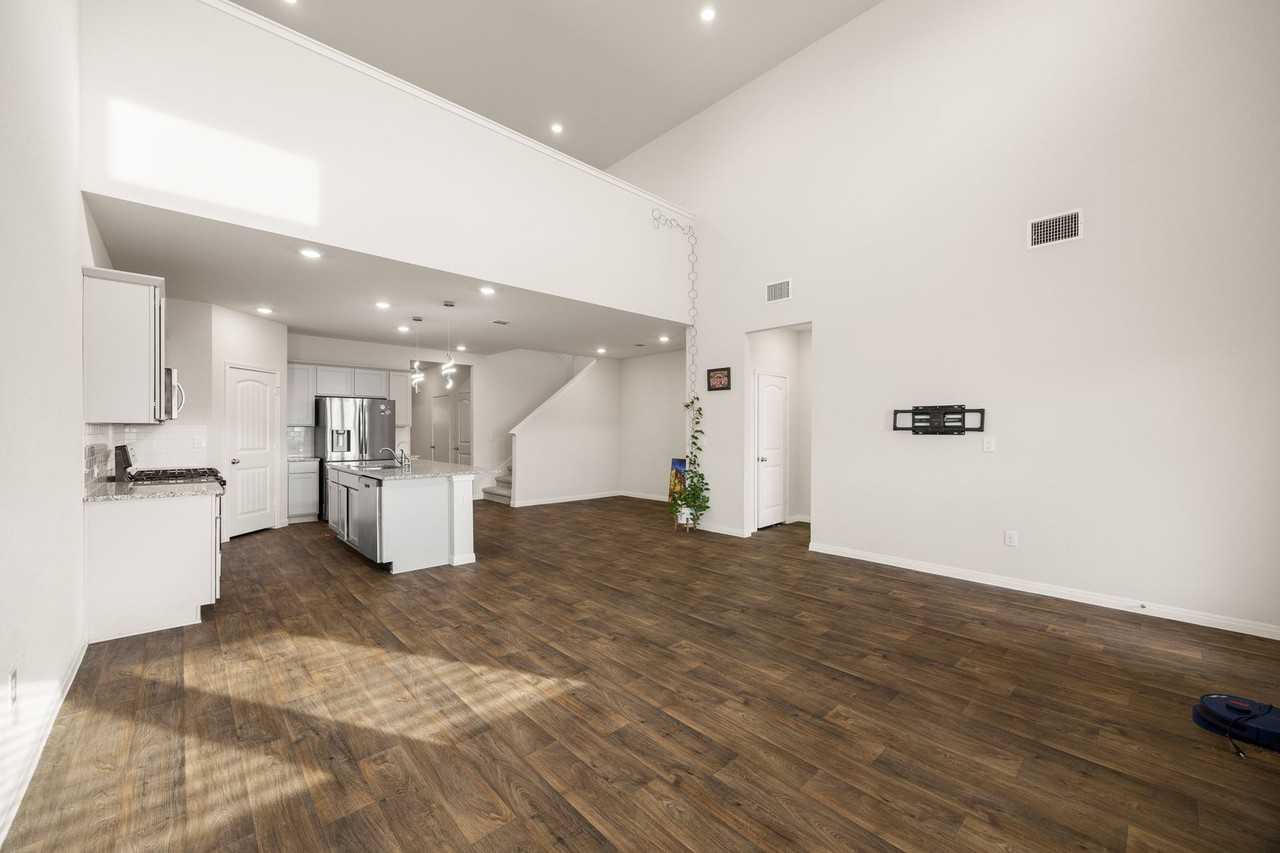 413 Emerald Cv - Photo 3 of 15