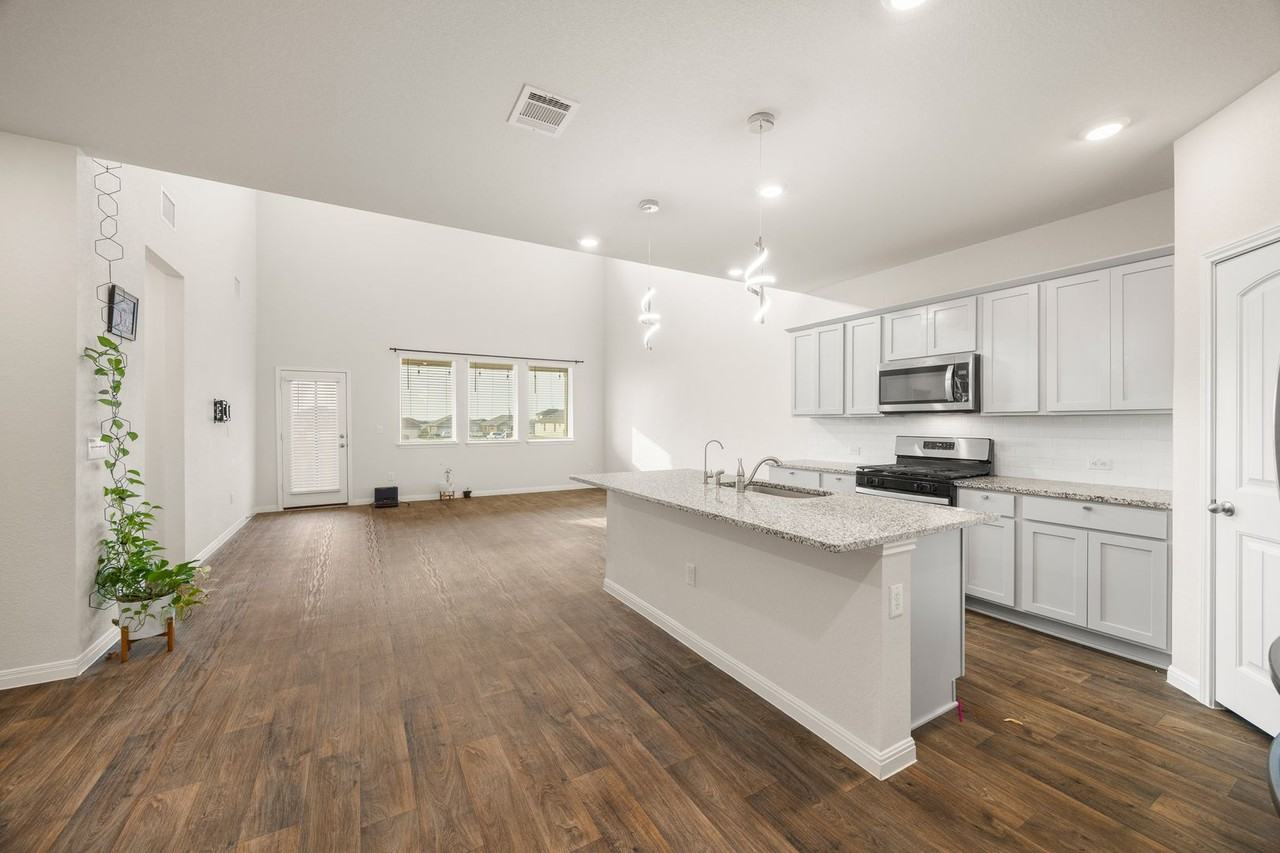 413 Emerald Cv - Photo 4 of 15