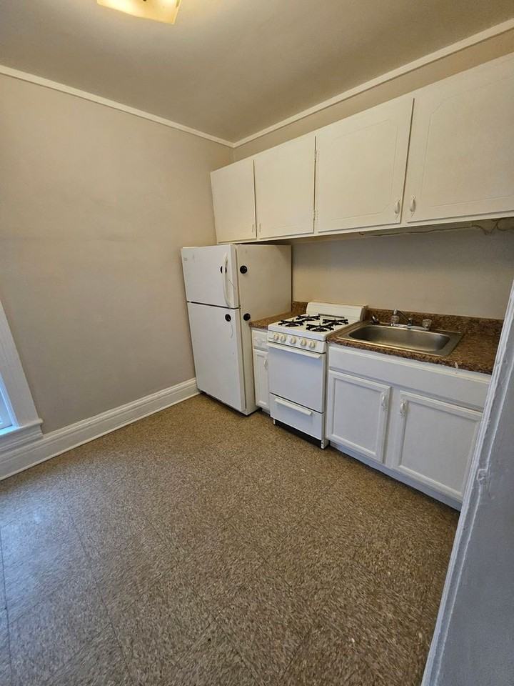 519 E 6th St #3 - Photo 3 of 14