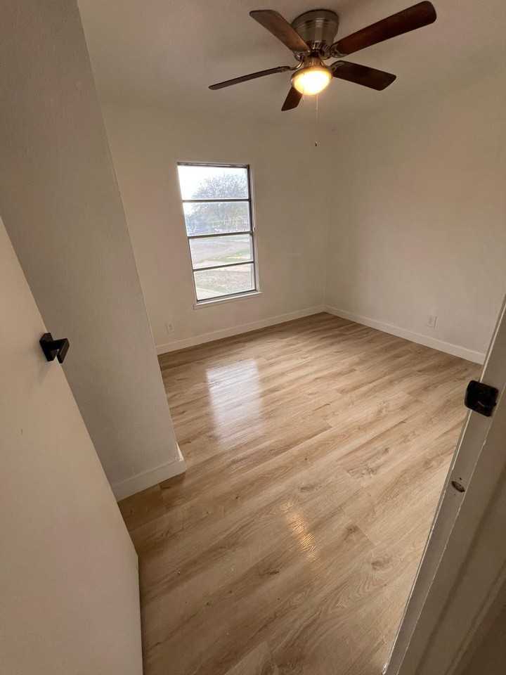 4223 Seabrook Dr - Photo 4 of 11