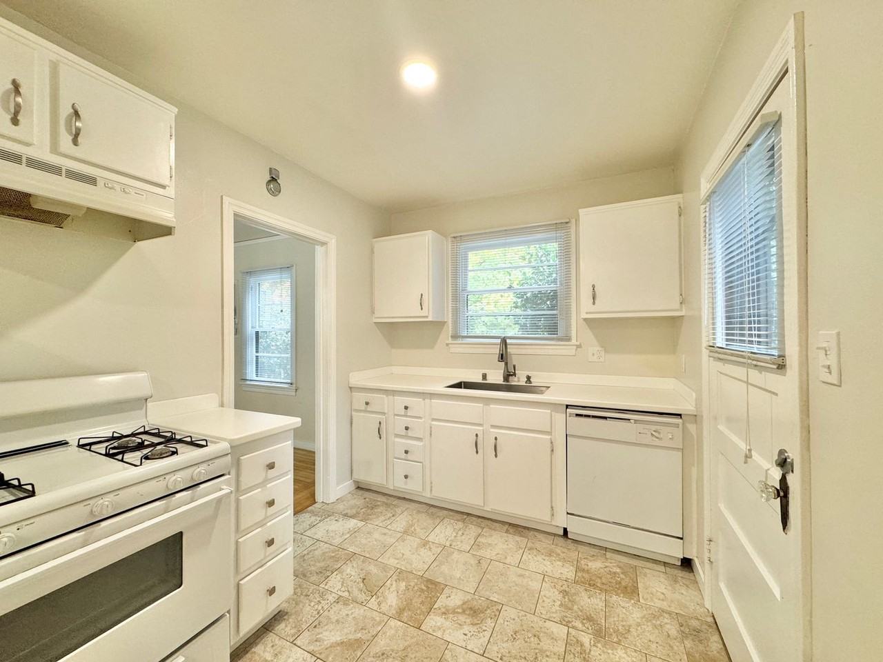 2615 E St - Photo 2 of 16