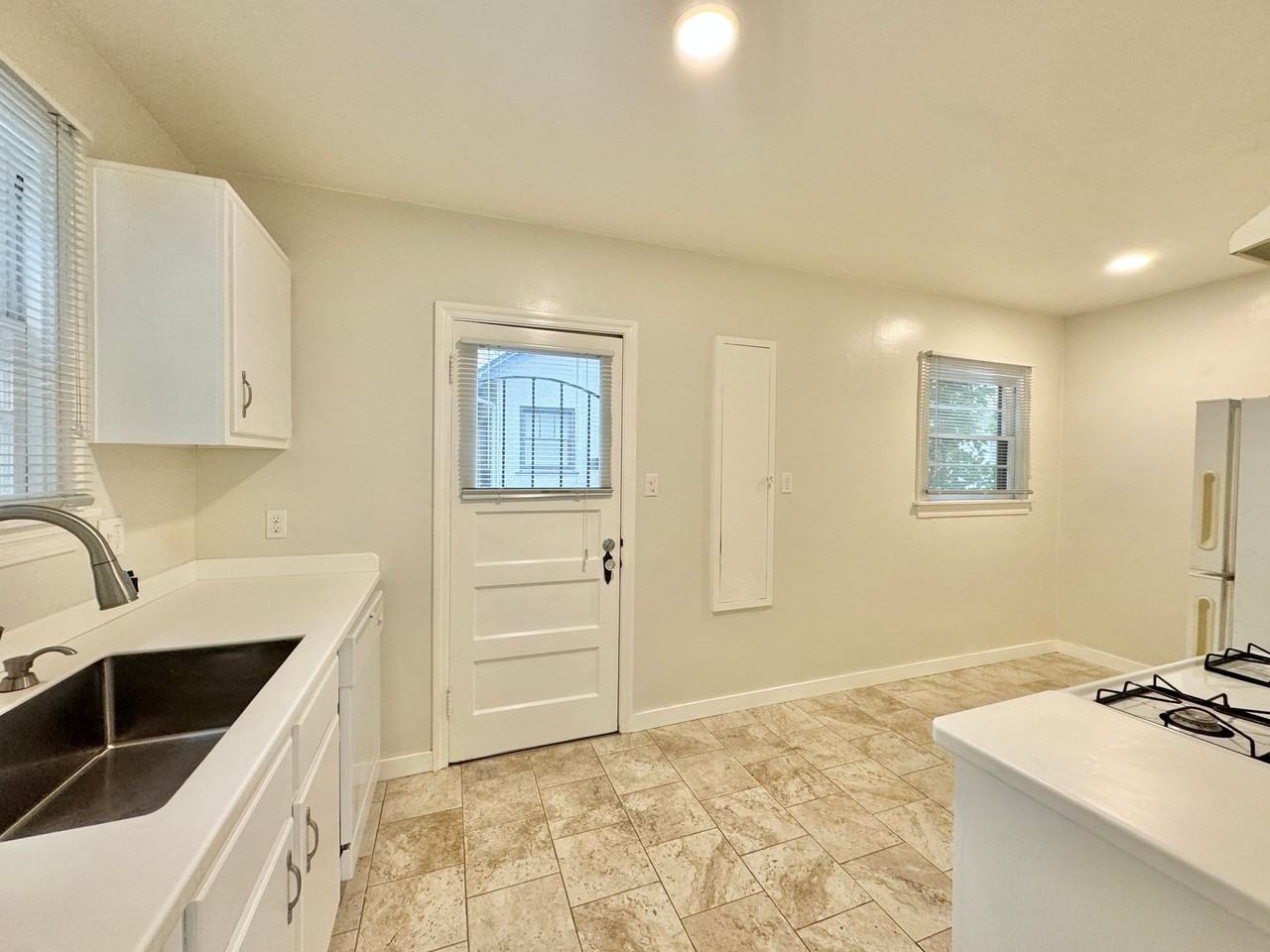 2615 E St - Photo 5 of 16