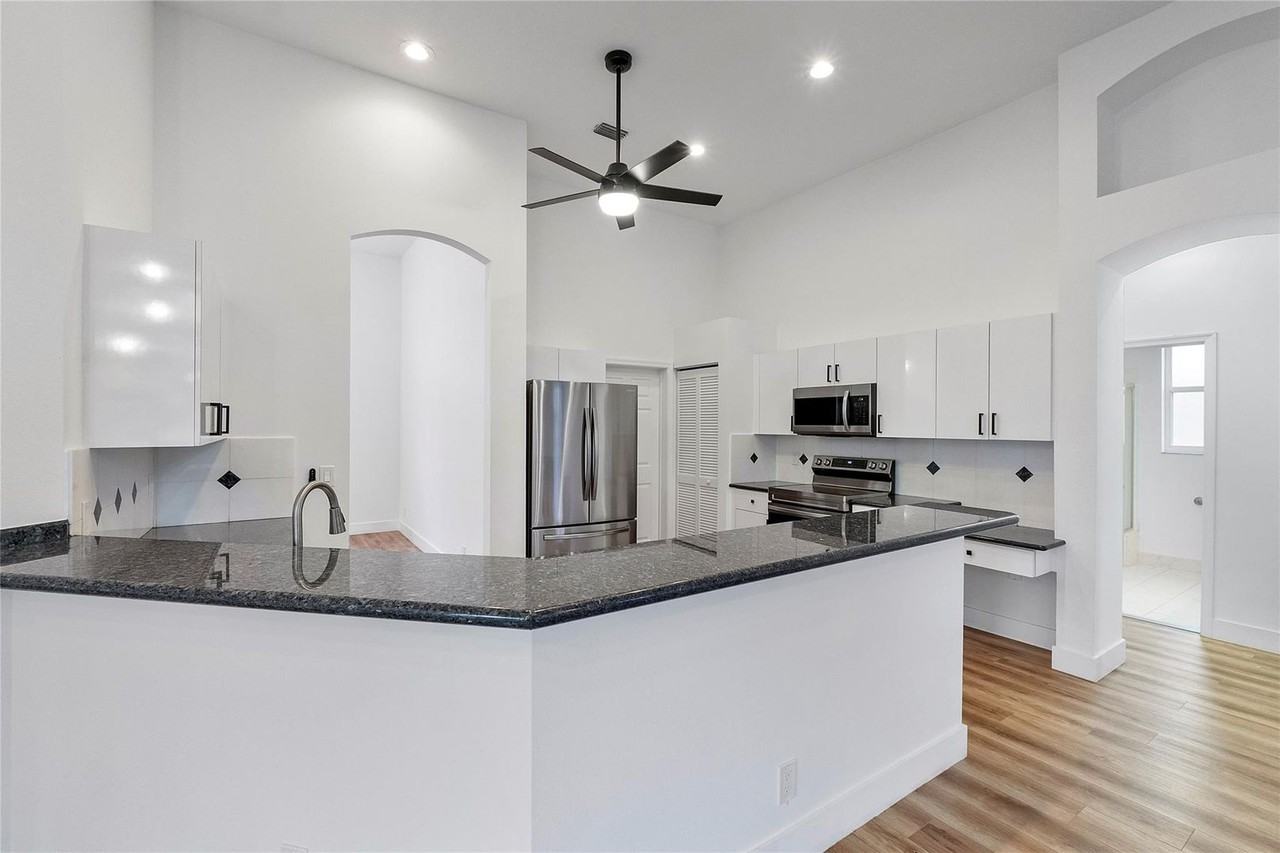 22324 Rushmore Pl - Photo 2 of 26