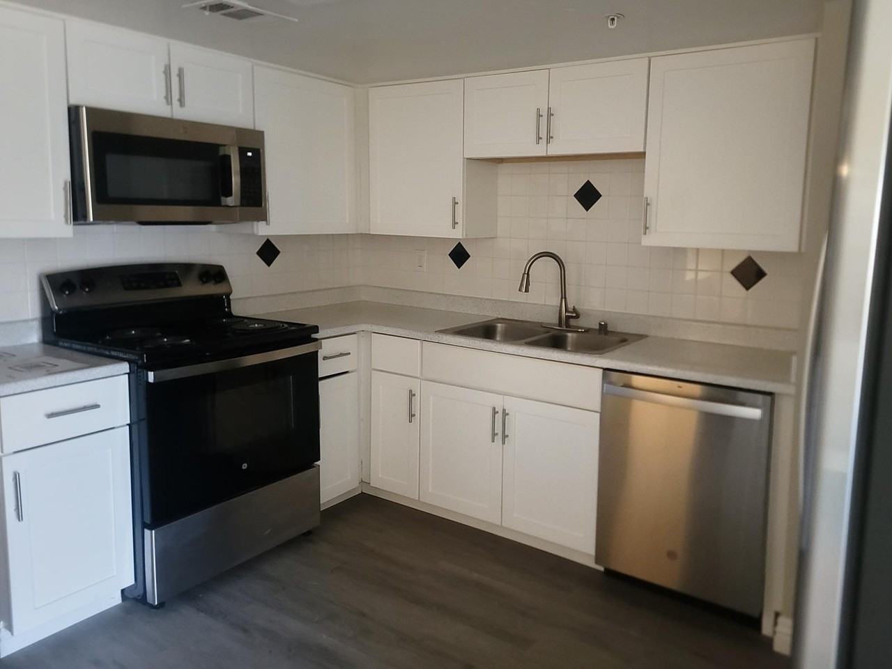 CANDLEWOOD APARTMENTS - Photo 4 of 31