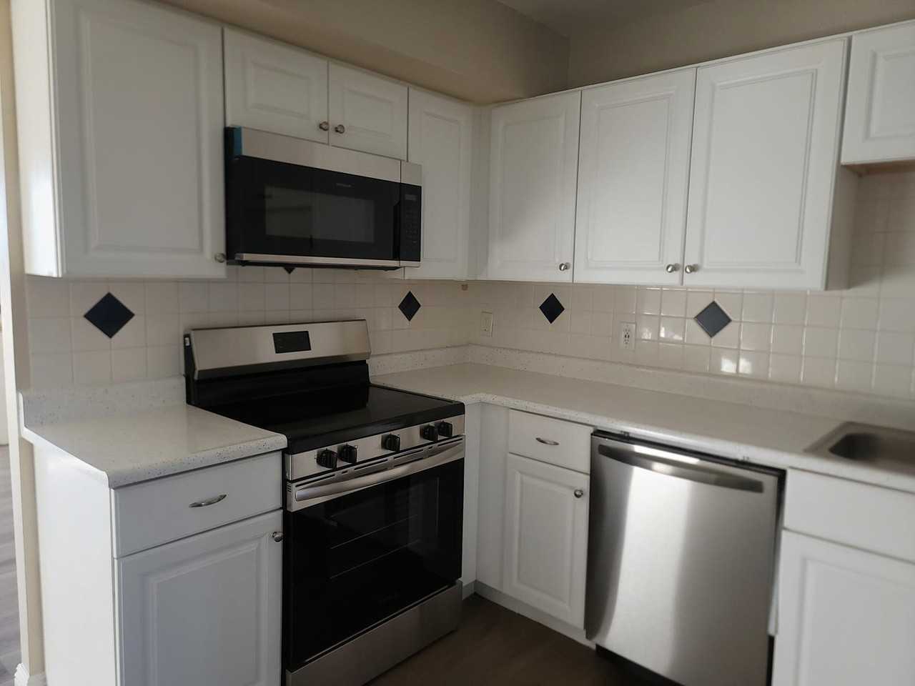 CANDLEWOOD APARTMENTS - Photo 7 of 31