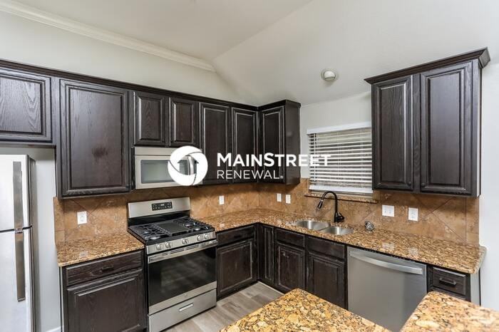 208 Starlight Dr - Photo 3 of 12