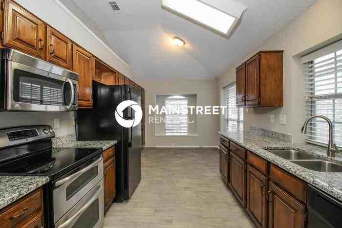 914 Plantation Dr - Photo 6 of 15