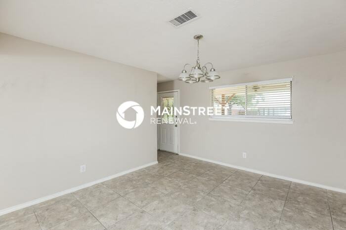 5621 Bonnie Wayne St - Photo 4 of 17