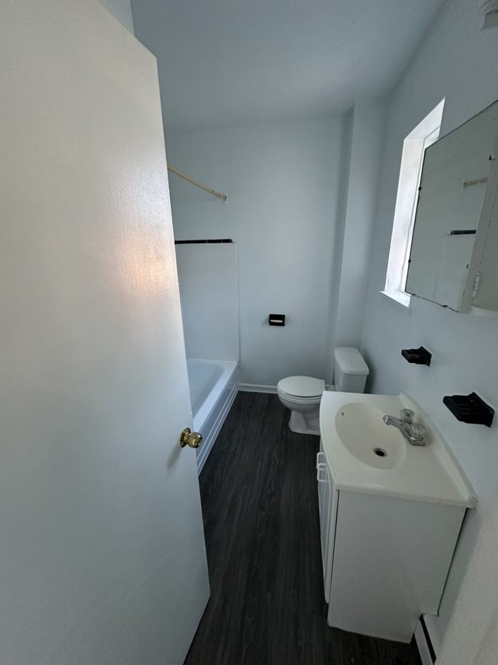 325 Saguenay Ave - Photo 7 of 8