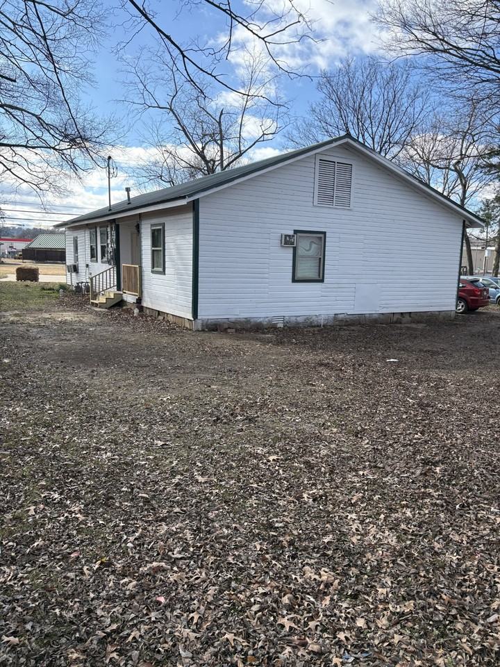 1014 W B St #B - Photo 2 of 8