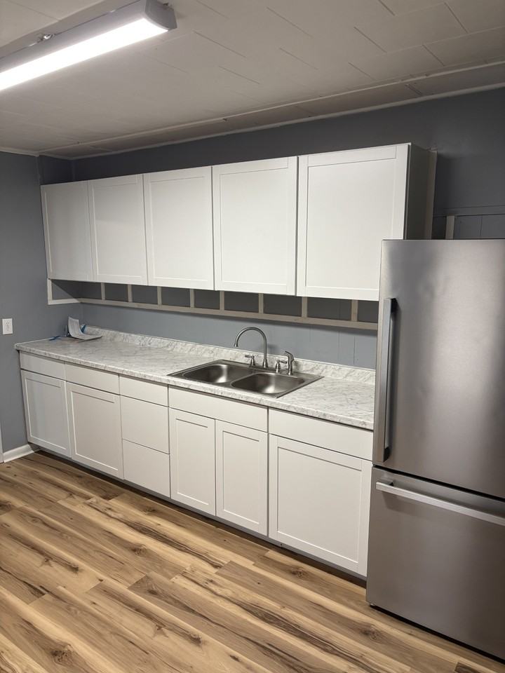 1014 W B St #B - Photo 3 of 8