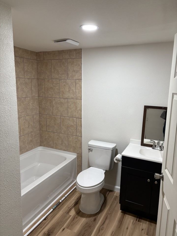 1014 W B St #B - Photo 4 of 8