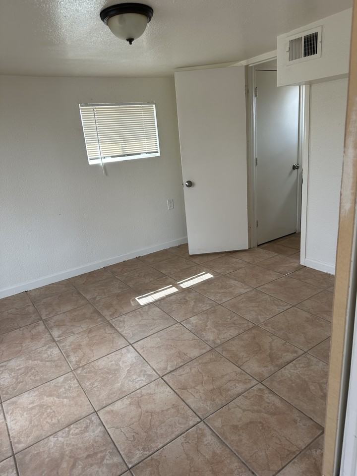 540 S Ocotillo Dr #1 - Photo 4 of 5