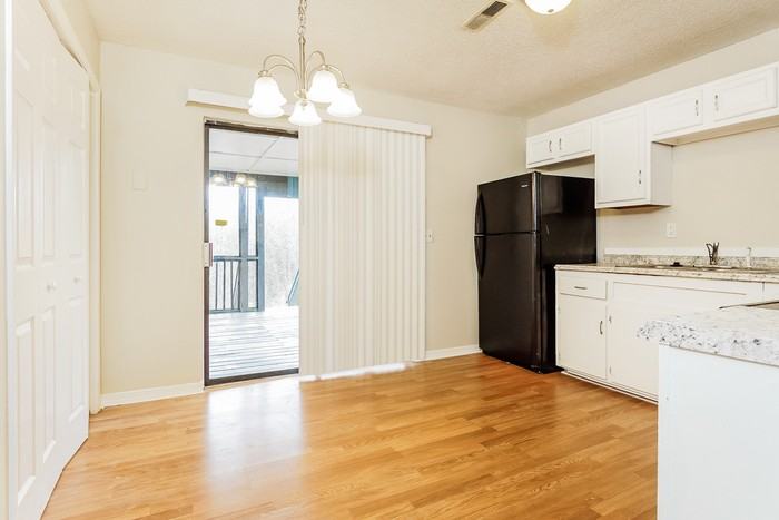 732 Spring St - Photo 5 of 11