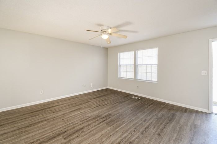 124 Raintree Dr - Photo 3 of 9