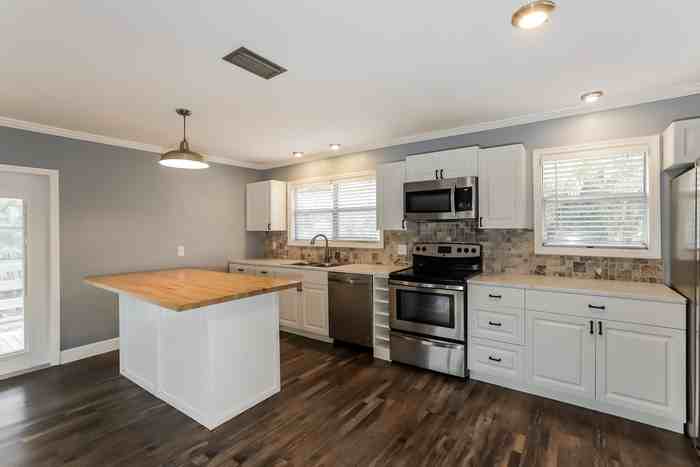 1209 Ne 6th Ct - Photo 6 of 18