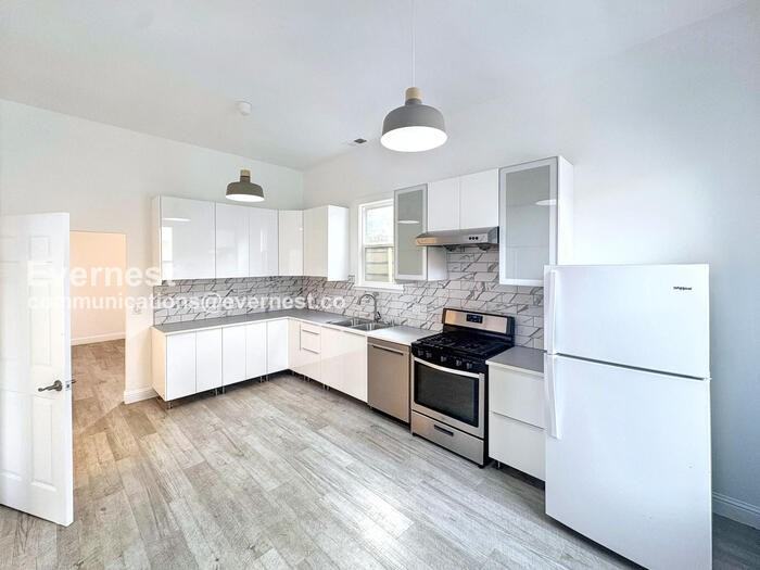 905 Pine St - Photo 2 of 16