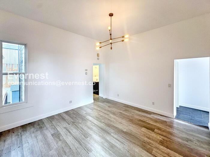 905 Pine St - Photo 7 of 16