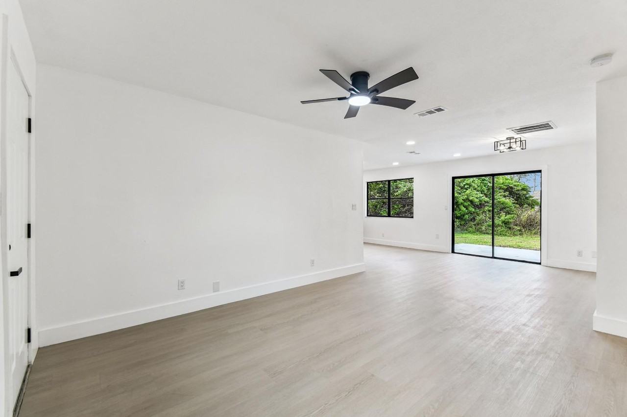 16107 Sea Pines Dr - Photo 3 of 20