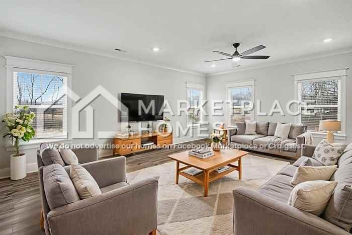 556 Kingwood Ln - Photo 5 of 34