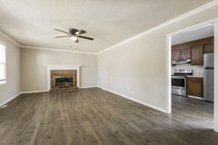 602 Creek Dr - Photo 2 of 9