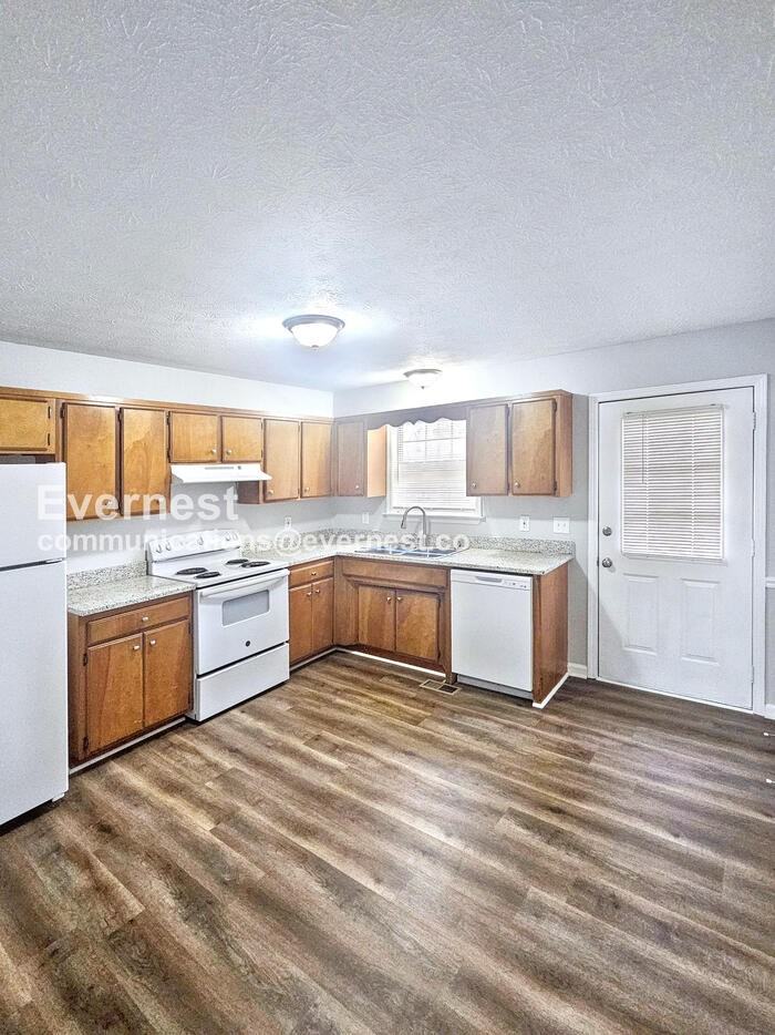 208 Centennial Dr - Photo 3 of 18