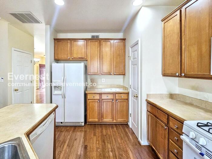 115 Executive Cir - Photo 3 of 31