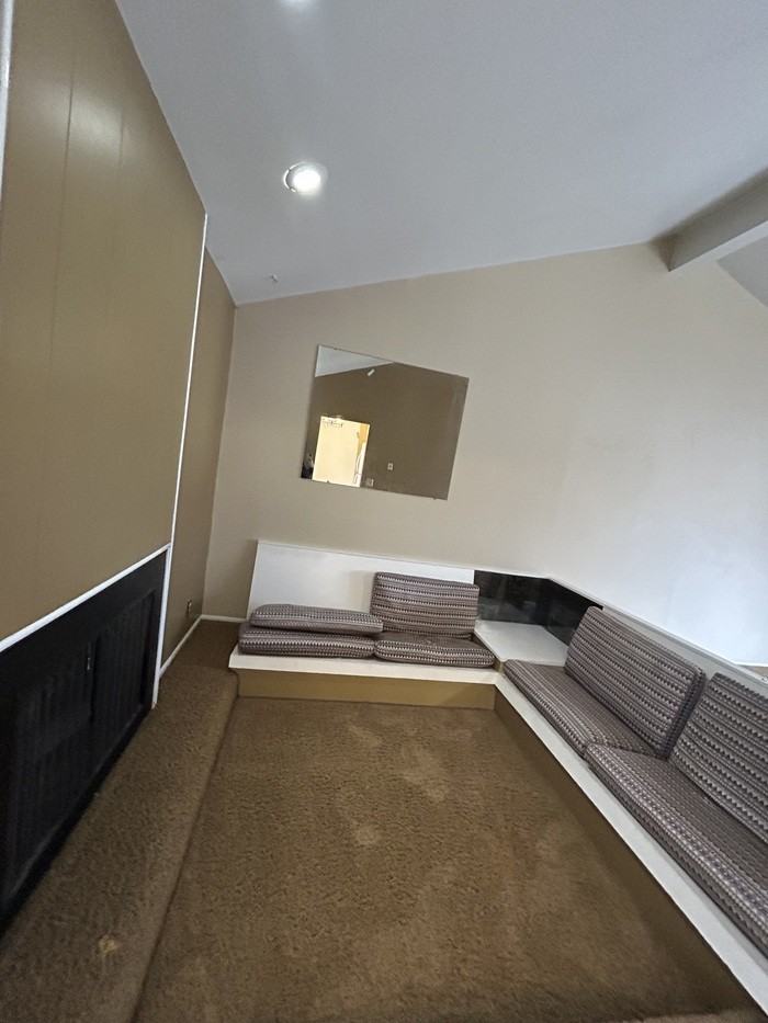 5463 S York St - Photo 2 of 17