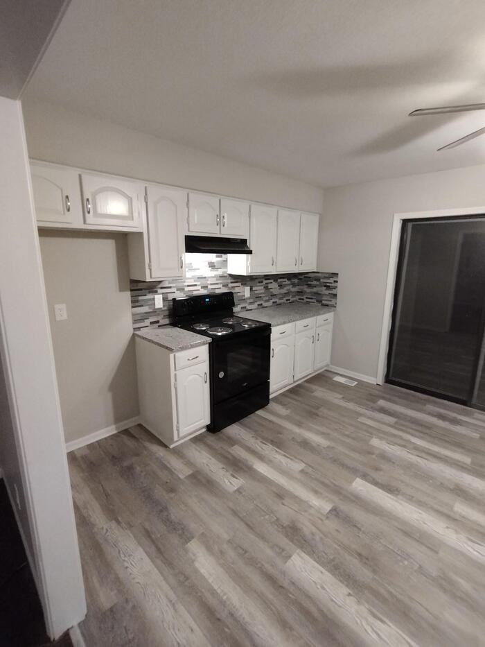 1813 Glenn Hendren Dr - Photo 2 of 19