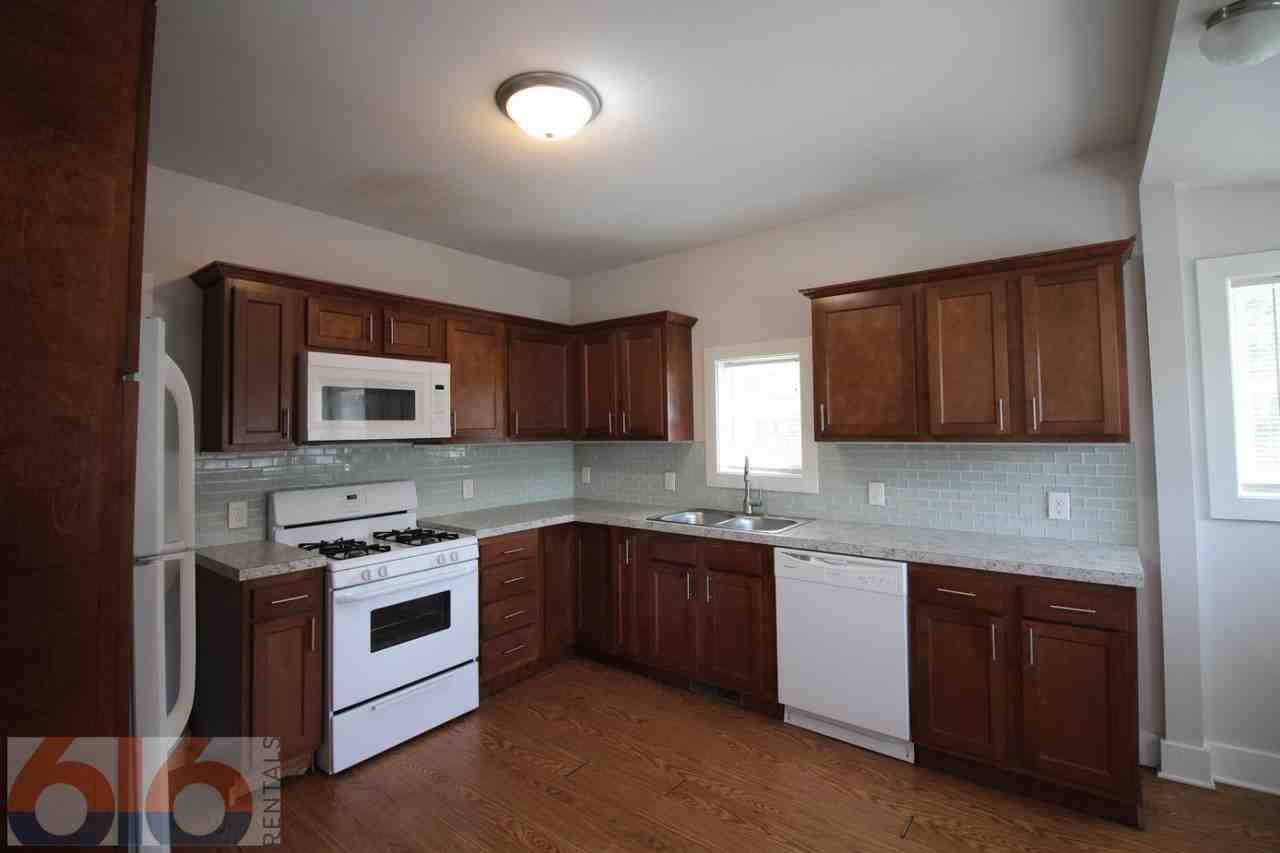 858 Dayton St Sw - Photo 3 of 20