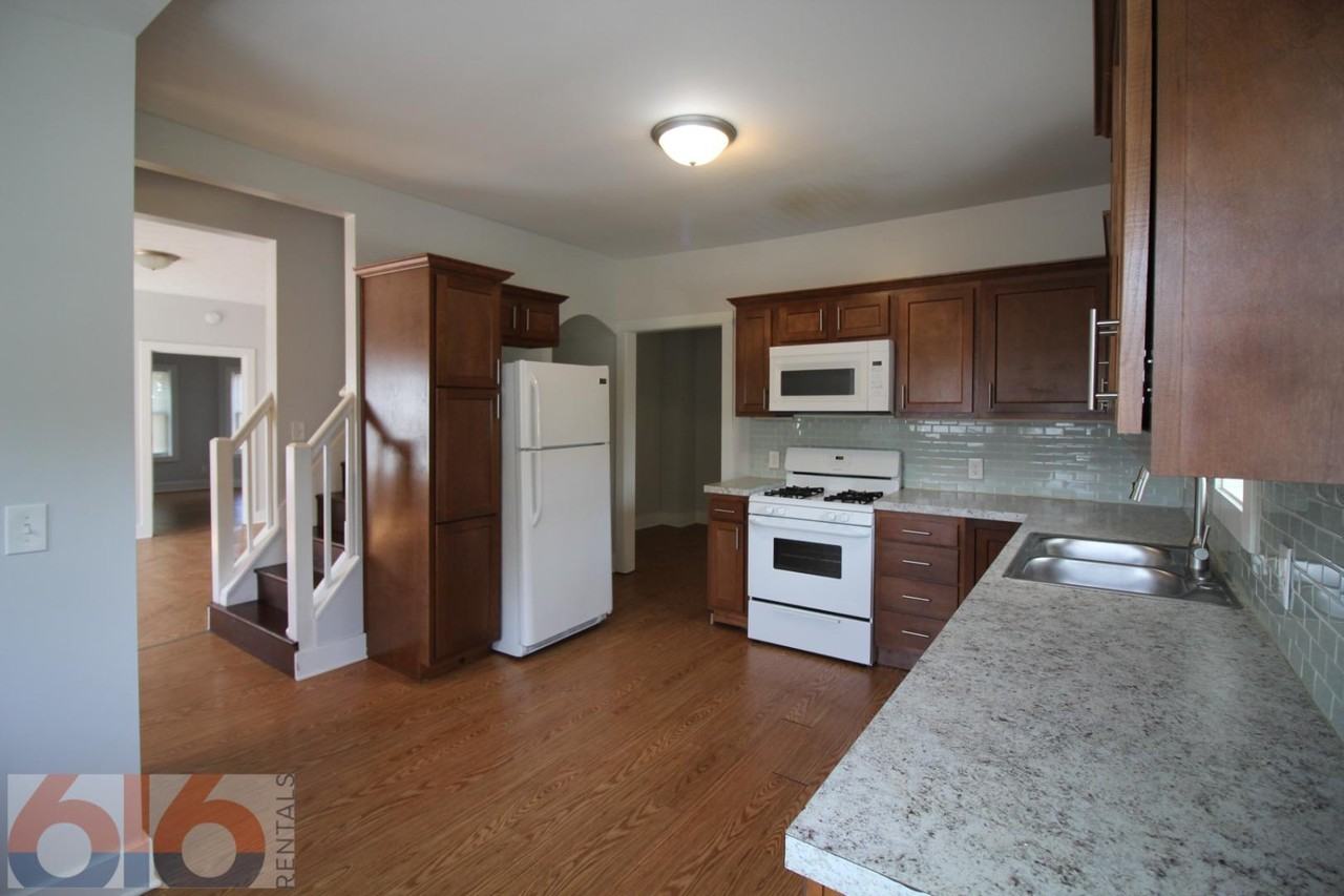 858 Dayton St Sw - Photo 5 of 20