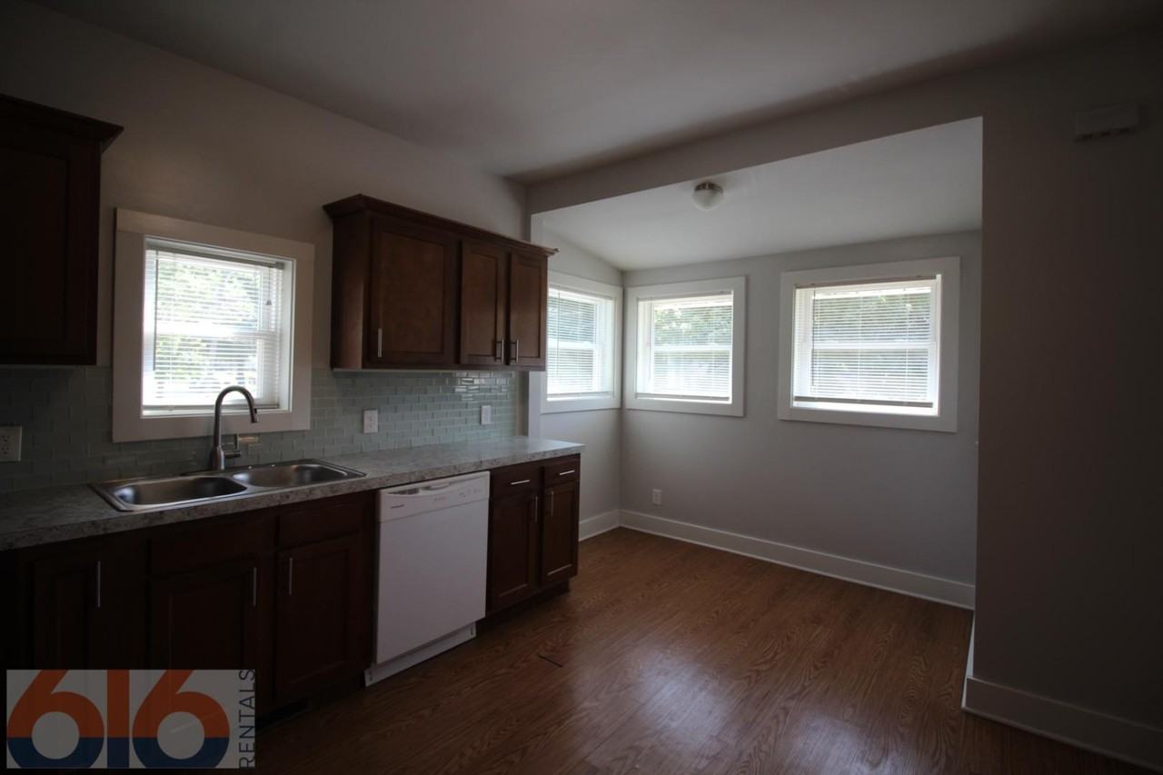 858 Dayton St Sw - Photo 7 of 20