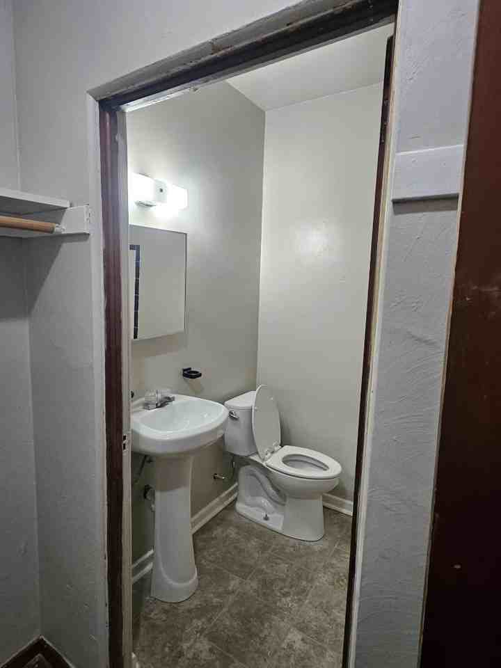 1525 University Ave - Photo 4 of 28