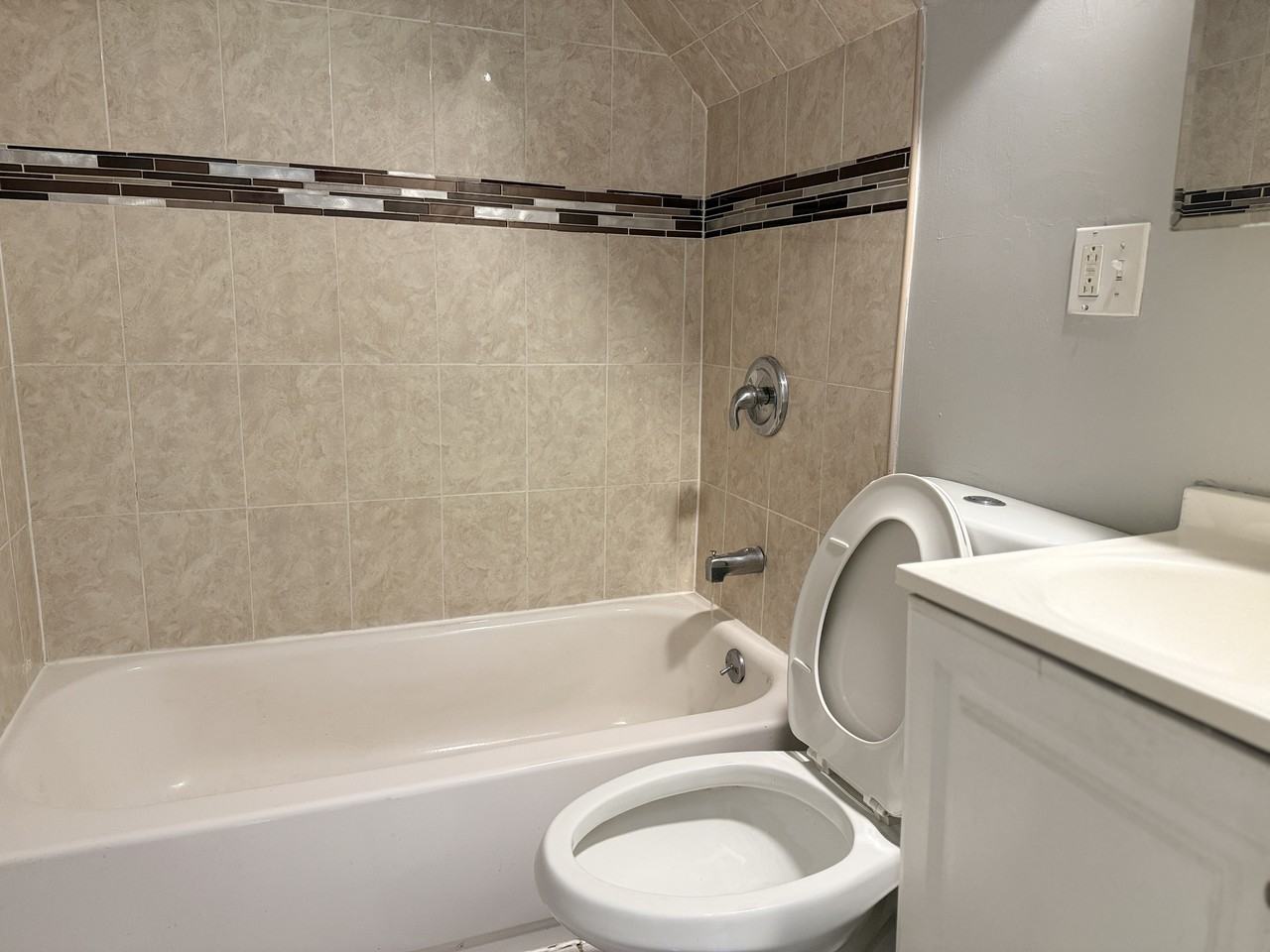 8362 S Brandon Ave #1F - Photo 6 of 11