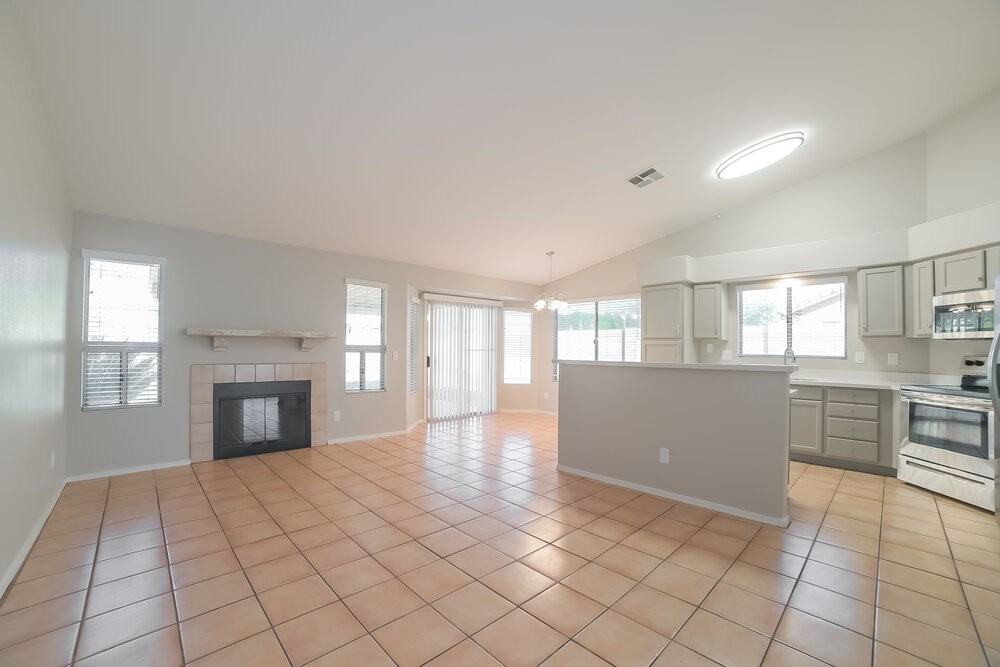 6566 E Fox St - Photo 4 of 16