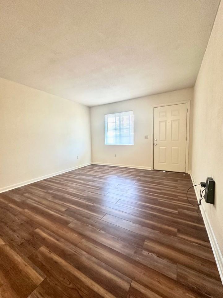 University Pointe Apartments - Photo 3 of 20
