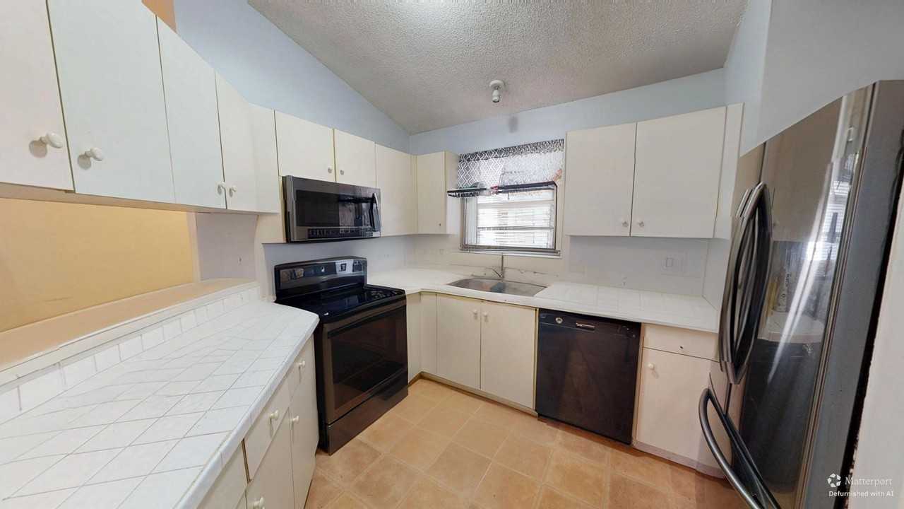 700 W First St #J1 - Photo 4 of 15