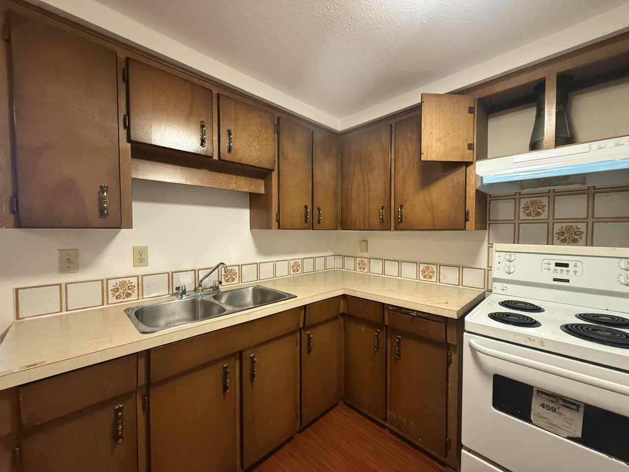 1086 10th Ave W #14 - Photo 2 of 6