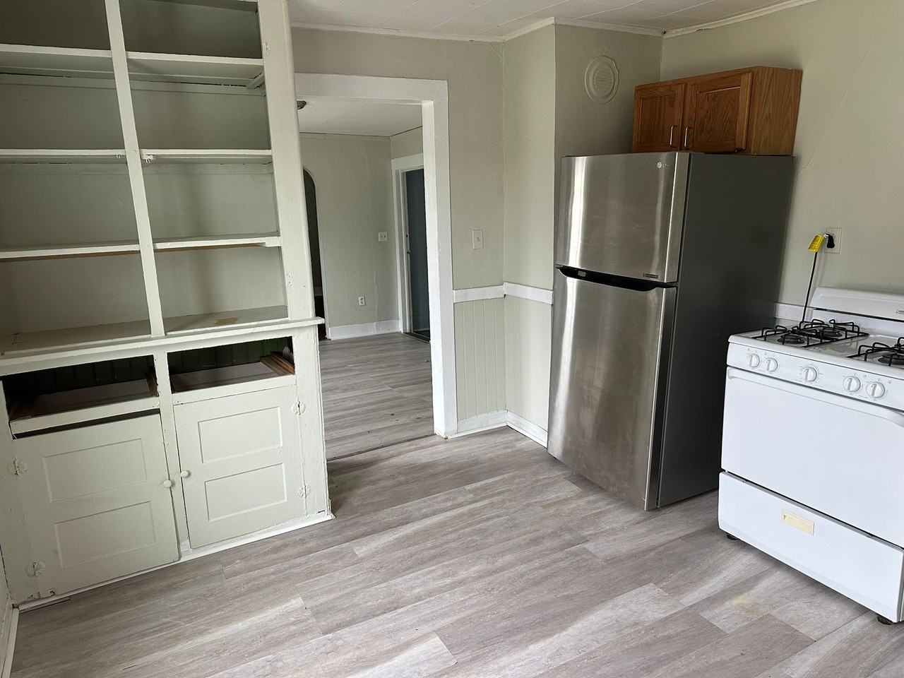 610 E Division St #F2 - Photo 2 of 8