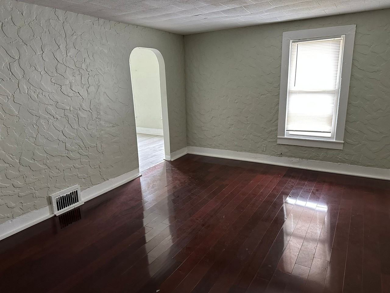 610 E Division St #F2 - Photo 3 of 8