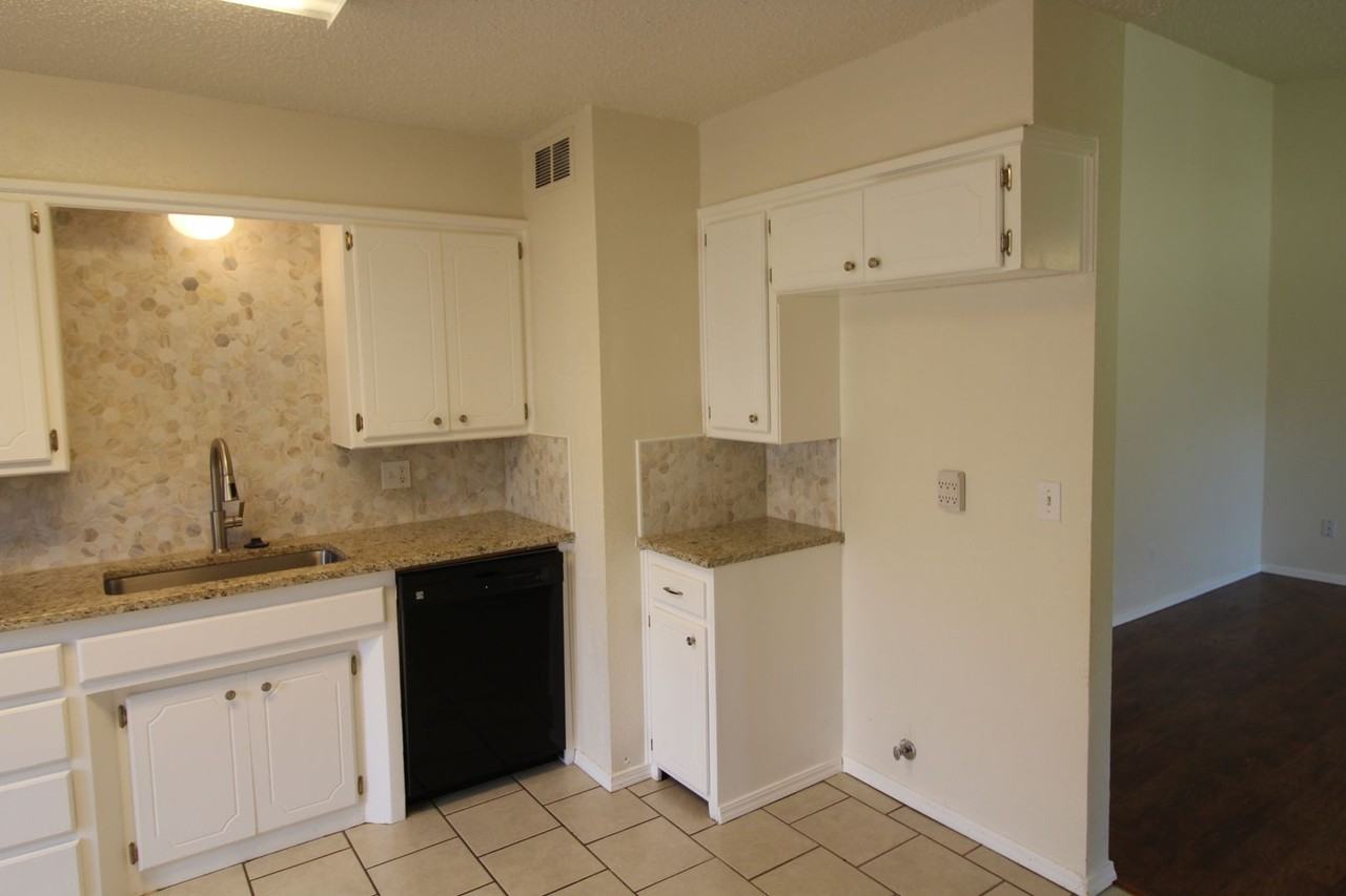 121 Stonewood Dr - Photo 3 of 32