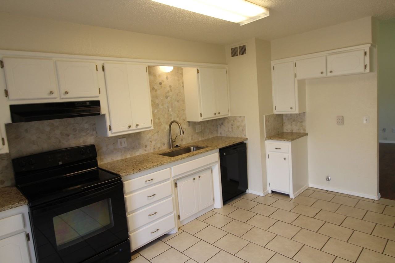 121 Stonewood Dr - Photo 4 of 32